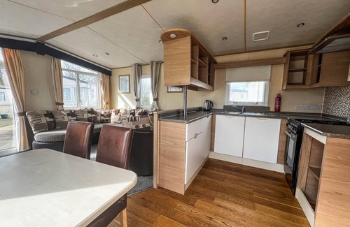 Winestead Maison | Lovely 6 berth caravan with free WiFi at Sand Le Mere, Yorkshire ref 71011C