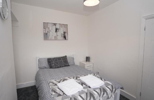 Loxford Appartement | Lovely and spacious Apt Near Barking Station