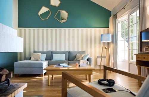 Neuville-sur-Ailette Maison | Lovely apartment in villa for 4 people with hot tub, WIFI, pool, TV, terrace and parking
