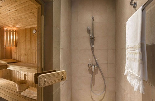 Neuville-sur-Ailette Maison | Lovely apartment in villa for 4 people with hot tub, WIFI, pool, TV, terrace and parking