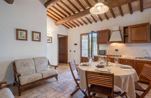 Quercegrossa Appartement | Lovely apartment for 3 people with WIFI, pool, A/C, TV, pets allowed and parking, close to Siena