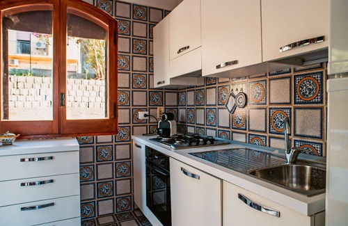 Caronia Maison | Appartement dans une maison de vacances avec WIFI, bain à remous, TV, patio, animaux admis, parking