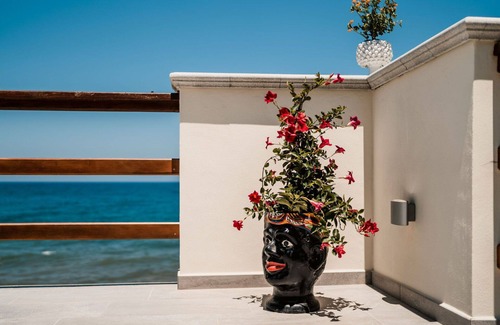 Caronia Maison | Appartement dans une maison de vacances avec WIFI, bain à remous, TV, patio, animaux admis, parking