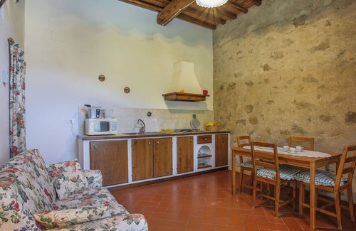 Sesto Fiorentino Villa | Bel appartement dans une maison de vacances avec piscine, WIFI, TV, animaux admis et parking