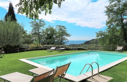 Sesto Fiorentino Villa | Bel appartement dans une maison de vacances avec piscine, WIFI, TV, animaux admis et parking