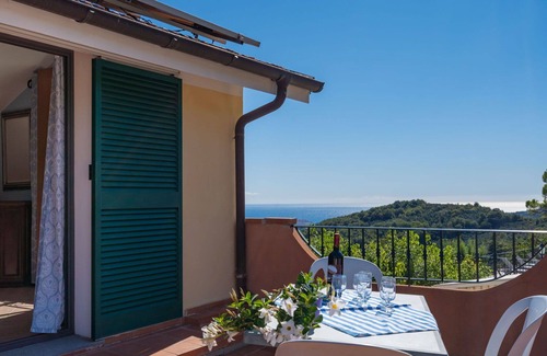 Valloria Appartement | Joli appartement avec WIFI, bain à remous, climatisation, piscine privée, TV, patio et parking