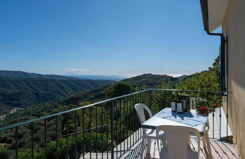 Valloria Appartement | Joli appartement avec WIFI, bain à remous, climatisation, piscine privée, TV, patio et parking