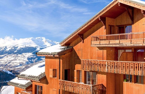 Peisey-Nancroix Appartement | Confortable appartement pour 8 personnes avec piscine, WIFI, TV, terrasse et animaux admis