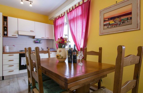 Marliana Appartement | Bel appartement pour 7 personnes avec WIFI, piscine, TV, terrasse et animaux admis