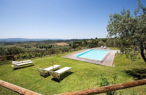 Poggibonsi Appartement | Joli appartement pour 4 personnes avec climatisation, WIFI, piscine et TV, près de San Gimignano