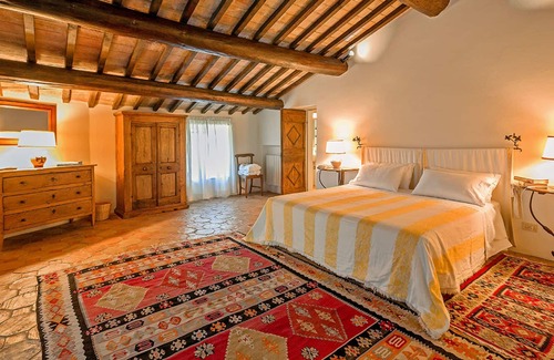 Umbertide Appartement | Joli appartement pour 4 personnes avec WIFI, piscine, climatisation, TV, vue panoramique et parking