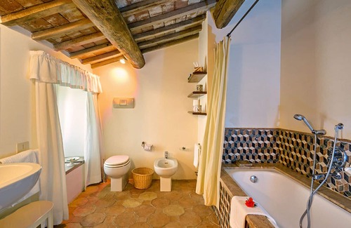 Umbertide Appartement | Joli appartement pour 4 personnes avec WIFI, piscine, climatisation, TV, vue panoramique et parking