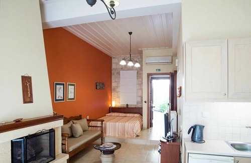 Katalagari Village Appartement | Confortable appartement pour 2 personnes avec WIFI, climatisation, piscine, TV et balcon