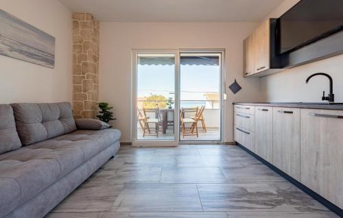 Prizna Appartement | Lovely Apartment In Prizna With Wifi