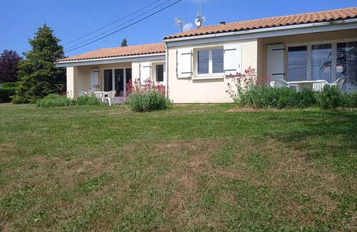 Prailles Maison | Joli appartement dans une maison de vacances avec internet, piscine, TV, terrasse, animaux admis