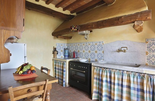 Cascine-La Croce Villa | Appartement dans une maison de vacances avec WIFI, piscine, TV, patio, animaux admis, parking