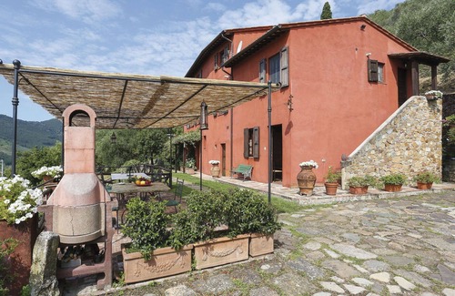 Cascine-La Croce Villa | Appartement dans une maison de vacances avec WIFI, piscine, TV, patio, animaux admis, parking