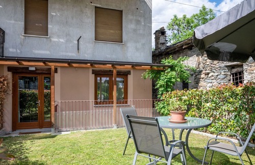 Fenis Appartement | Confortable appartement pour 2 personnes avec bain à remous, WIFI, TV, animaux admis et parking