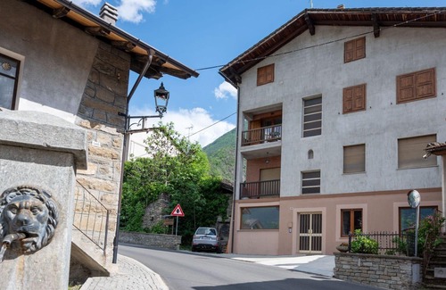 Fenis Appartement | Confortable appartement pour 2 personnes avec bain à remous, WIFI, TV, animaux admis et parking