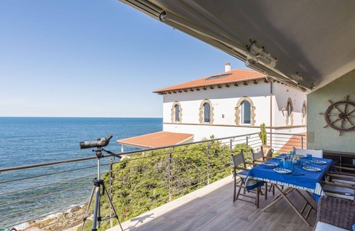 Civitavecchia Appartement | Lovely apartment for 7 people with WIFI, TV, terrace, pets allowed and parking