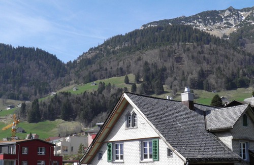 Amden Appartement | Bel appartement mansardé dans un emplacement central au milieu des montagnes et à proximité du lac