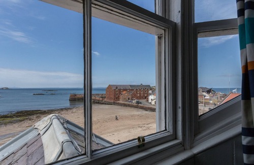 North Berwick Appartement | Lovely beachside apartment, with uninterrupted views across to the Fife coastline. Sleeps 8.
