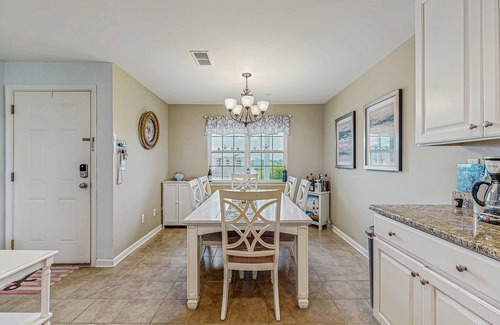 Ocean View Copropriété | Lovely Bethany Bay Condo w/Balcony Water Views, W/D, Shared Pool, WiFi, & AC