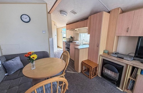 Clacton-on-Sea Maison | Lovely caravan at Valley Farm Holiday Park, sleeps 8 ref 46127V