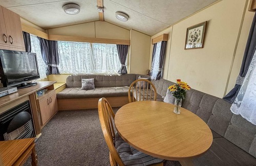Clacton-on-Sea Maison | Lovely caravan at Valley Farm Holiday Park, sleeps 8 ref 46127V