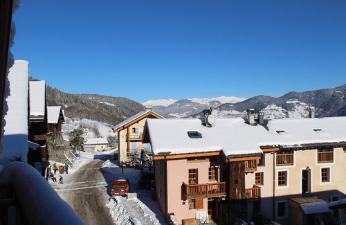 Chandon Chalet De Ski | Beau chalet à cinq minutes des principales remontées mécaniques de Méribel. Service de bus gratuit.