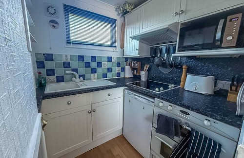 Scratby Chalet De Ski | Lovely chalet to hire in Scratby nearby the beach in Norfolk ref 76165B
