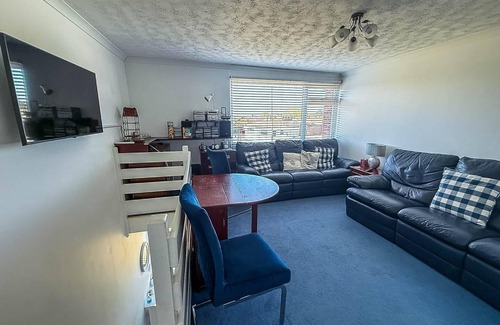 Scratby Chalet De Ski | Lovely chalet to hire in Scratby nearby the beach in Norfolk ref 76165B