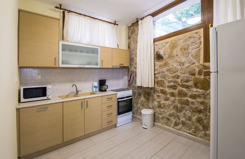 Aristotelis Appartement | Lovely comfortable apartment on a hill by the sea