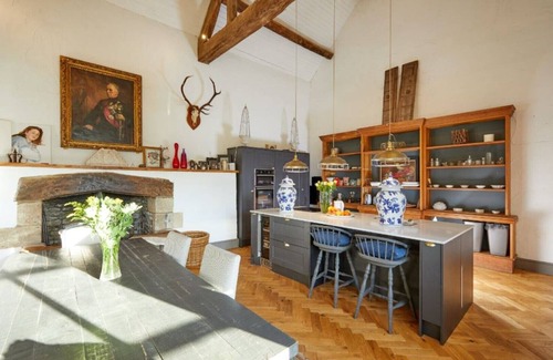Lechlade Maison | Lovely Cotswold Barn With Triple Height Sitting Room and Large Private Garden
