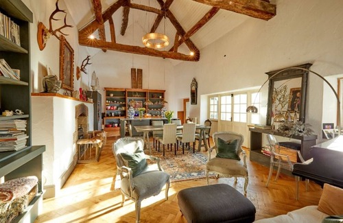 Lechlade Maison | Lovely Cotswold Barn With Triple Height Sitting Room and Large Private Garden