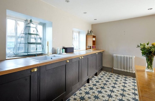 Lechlade Maison | Lovely Cotswold Barn With Triple Height Sitting Room and Large Private Garden