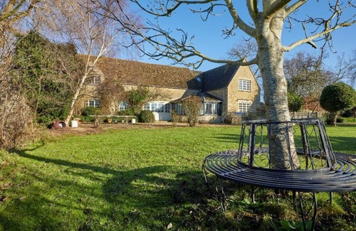 Lechlade Maison | Lovely Cotswold Barn With Triple Height Sitting Room and Large Private Garden