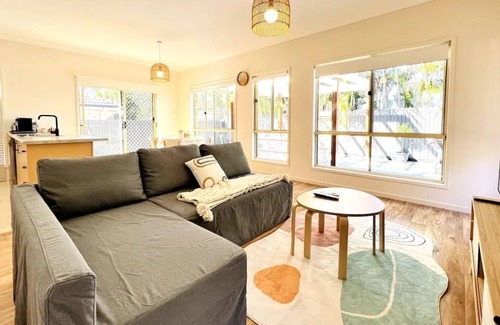 Springfield Lakes Maison | Lovely Cottage Walk To Train in Springfield Lakes With Relaxing Backyard