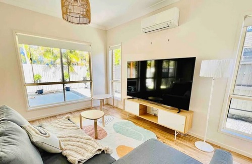 Springfield Lakes Maison | Lovely Cottage Walk To Train in Springfield Lakes With Relaxing Backyard