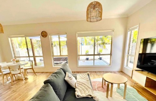 Springfield Lakes Maison | Lovely Cottage Walk To Train in Springfield Lakes With Relaxing Backyard