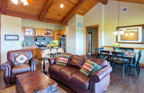 Jonestown Cottage | Cottage rustique avec vue sur la colline du pays à Hollow Resort, 4 piscines