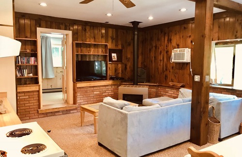 Diamond Point Cottage | Charmant chalet avec accès privé et glissade sur le lac George