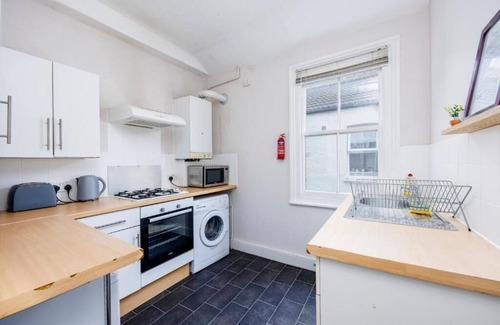 Southend-on-Sea Appartement | Radiant & Spacious 2BR Excellent Location w/ WiFi & Netflix by Everhome Ltd
