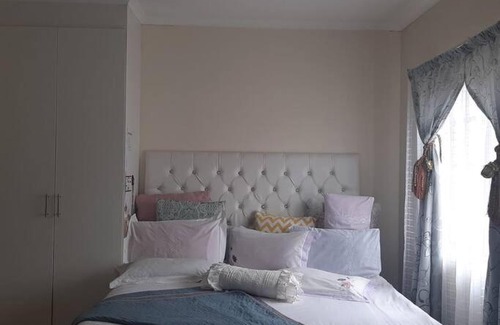 Pretoria Appartement | Lovely & Cozy Studio Unit with Carport!
