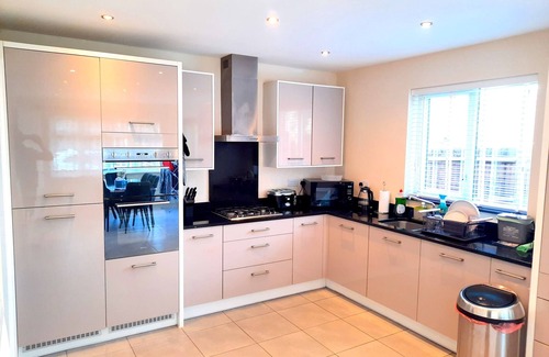 Basildon Maison | Lovely detached 4 bedroom home for holiday or business