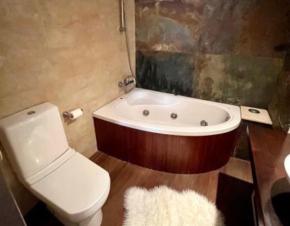 Santa Eulalia del Rio Maison | Lovely Ensuite Double Room in Shared Apartment in the Centre of Santa Eularia - close to the Beach, Shops, Bars and Restaurants