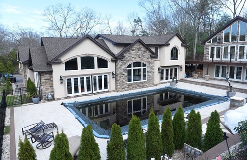 Commack Maison | Lovely escape, home away from home 10 mins from all beaches.