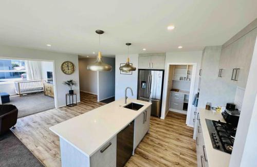 Aotea Maison | Lovely Family Home in Aotea with Grear Views - No Parties or Smoking