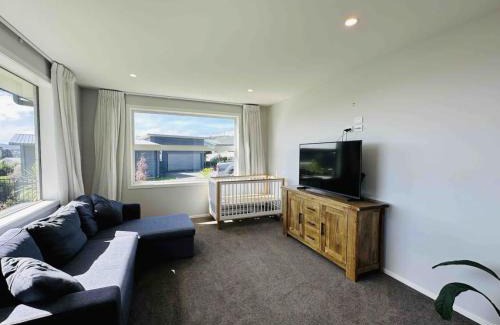 Aotea Maison | Lovely Family Home in Aotea with Grear Views - No Parties or Smoking