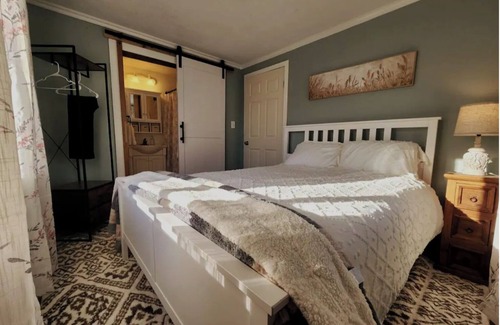 Arlington Autre | Lovely farmhouse and cottage with WiFi in Arlington